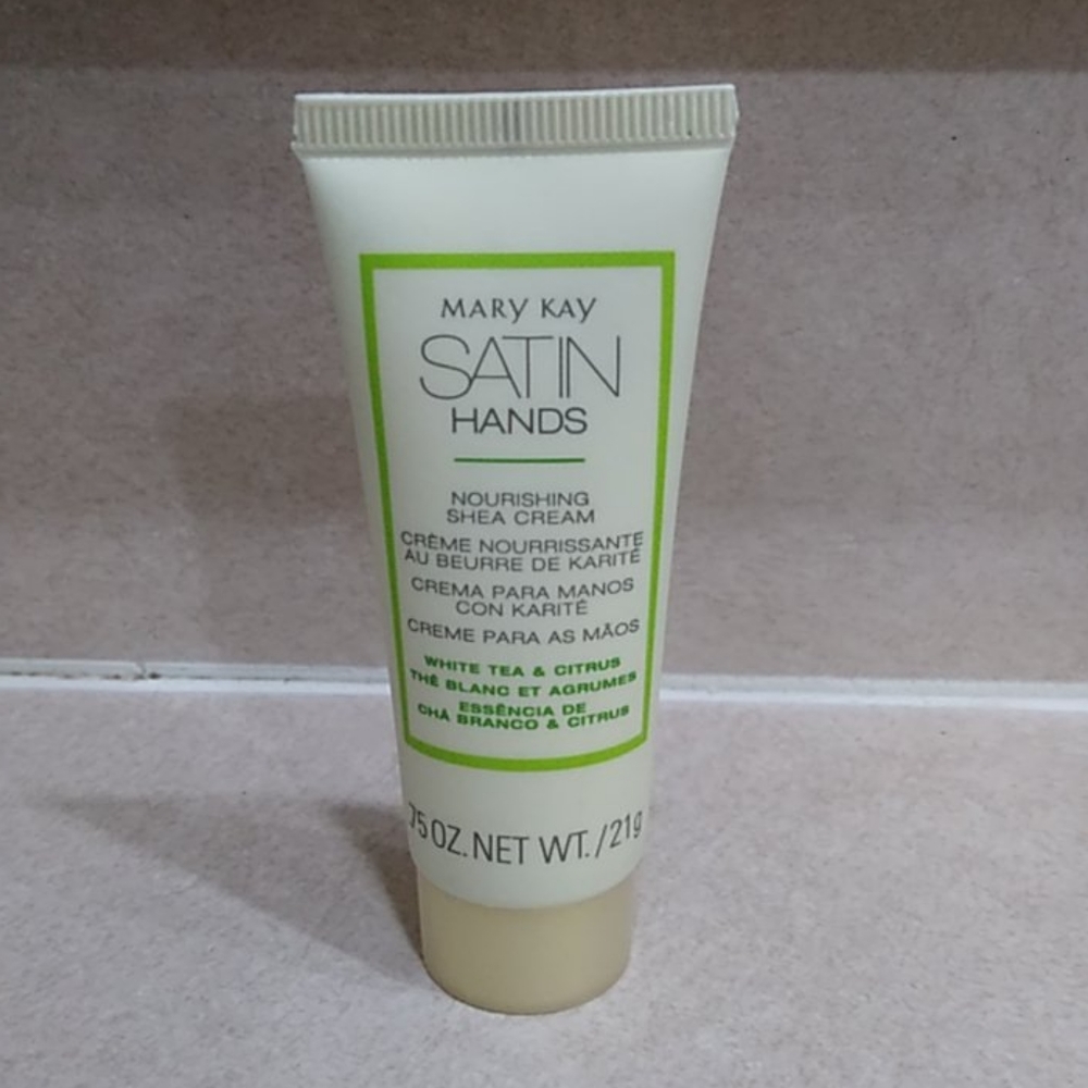 Mini satin hands